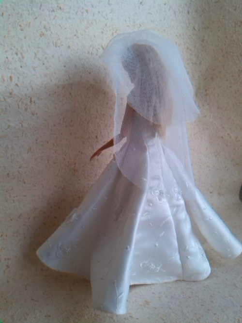 Svatební bilé šaty pro Barbie — foto 4
