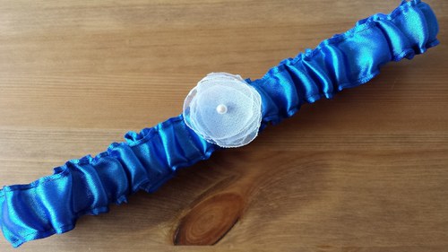 Tmavě modrý saténový podvazek — foto 2