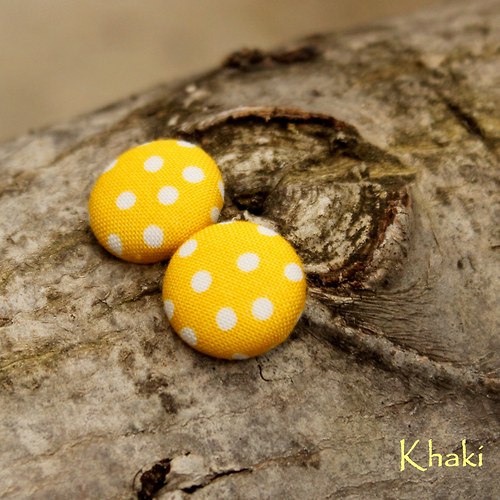 Žluté retro puntíkované buttonky — foto 4