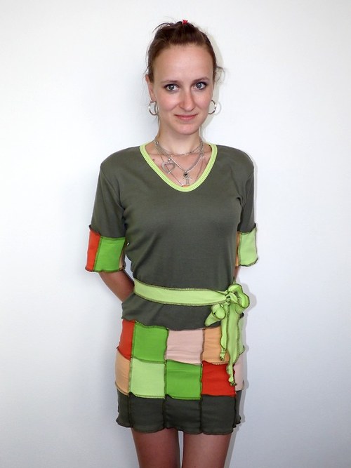 Šaty "Mini khaki s kostkami a páskem" — foto 4