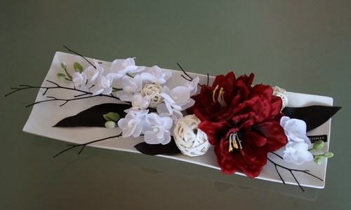 Keramický tác s amarylisem a orchidejemi — foto 2