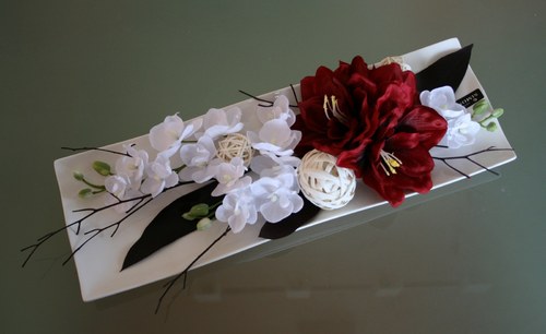 Keramický tác s amarylisem a orchidejemi — foto 3