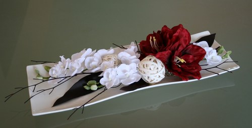 Keramický tác s amarylisem a orchidejemi — foto 4