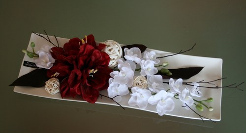 Keramický tác s amarylisem a orchidejemi — foto 5