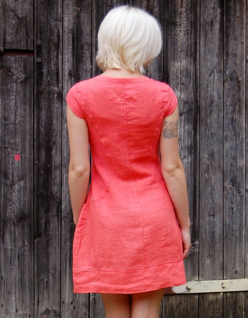 Lněné šaty Vrabčák - broskvová — foto 2