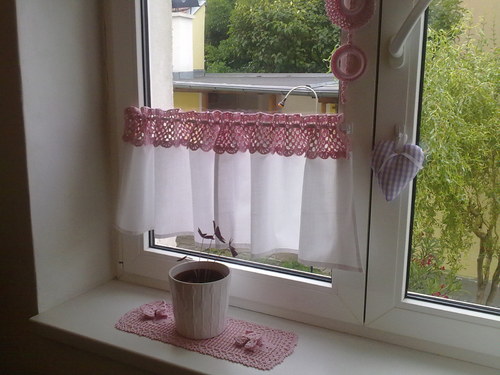 Záclonka s háčkovanou krajkou — foto 2