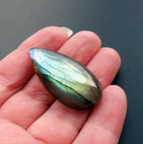 Labradorit - kabošon (19 x 38 x 8 mm) — foto 2