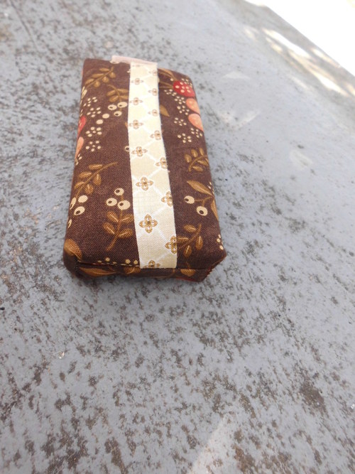"Kapesníkovník" - Kytičky na hnědé — foto 2