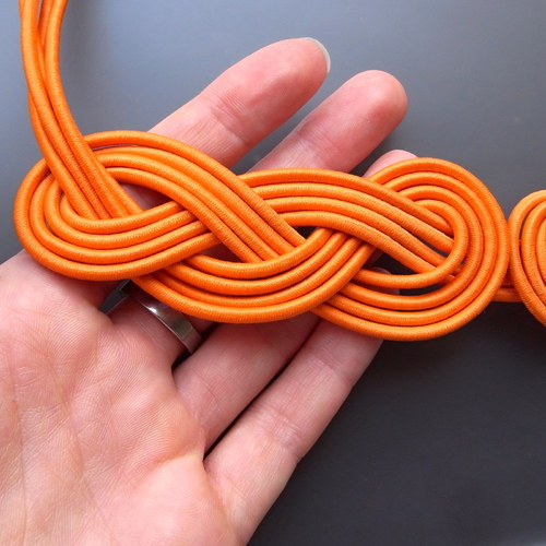 Colar laranja com nó — foto 4