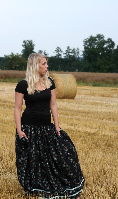 Sukně vyšívaná s kapsama — foto 3