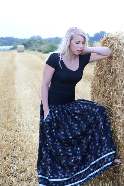 Sukně vyšívaná s kapsama — foto 4
