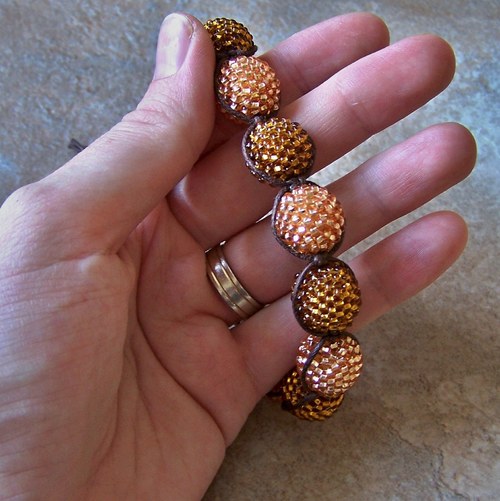 Dvojbarevný náramek macramé/shamballa — foto 3