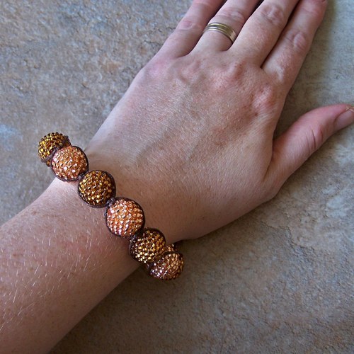 Dvojbarevný náramek macramé/shamballa — foto 4