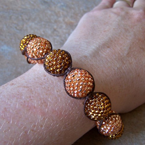 Dvojbarevný náramek macramé/shamballa — foto 5