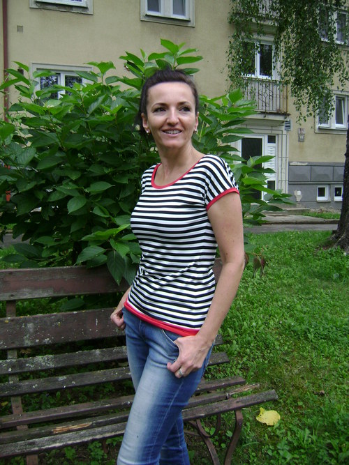 Pruhované tričko s červenou — foto 2