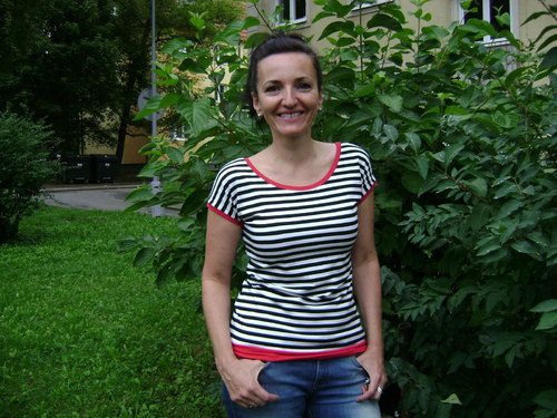Pruhované tričko s červenou — foto 3