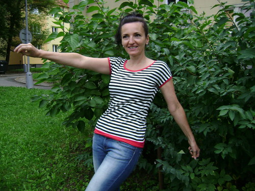 Pruhované tričko s červenou — foto 6