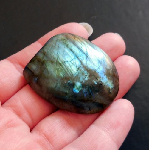 Labradorit - kabošon (34 X 41 X 8 mm) — foto 3