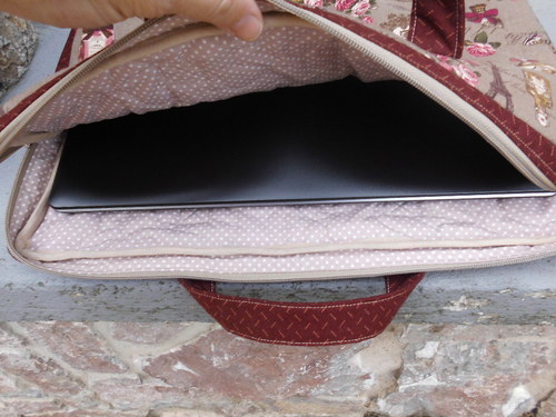 Obal na notebook - Paříž v hnědé s vínovou — foto 5