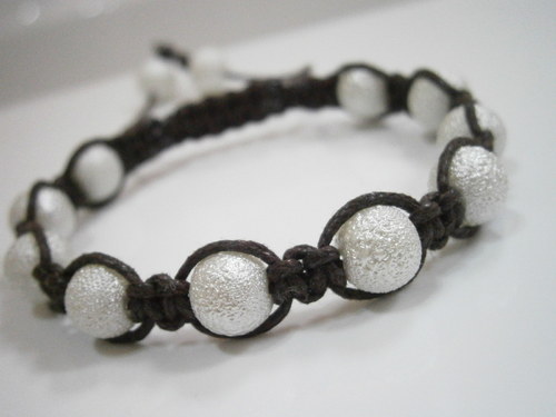 Shamballa náramek hnědý/bílý — foto 4