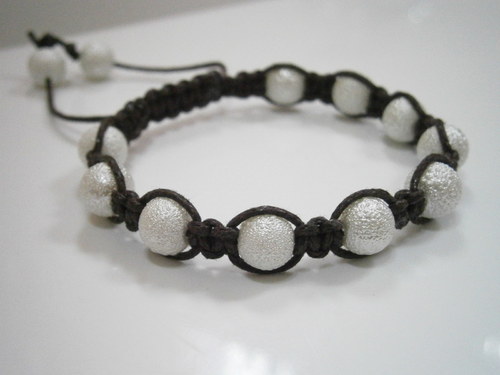 Shamballa náramek hnědý/bílý — foto 5