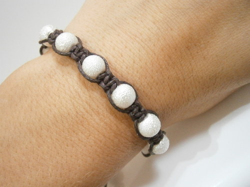 Shamballa náramek hnědý/bílý — foto 6
