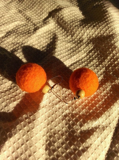 Plstěné naušnice oranžové — foto 2