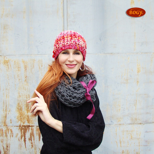 Barevná háčkovaná hučka, červený mix — foto 2