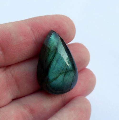 Labradorit - kabošon (28 x 18 x 9 mm) — foto 4