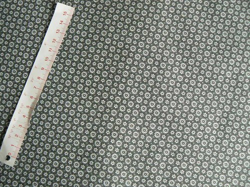 Bílá kytička na šedé-zbytek 45 cm — foto 2