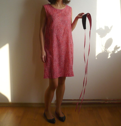 Puntikaté šaty s páskem — foto 2