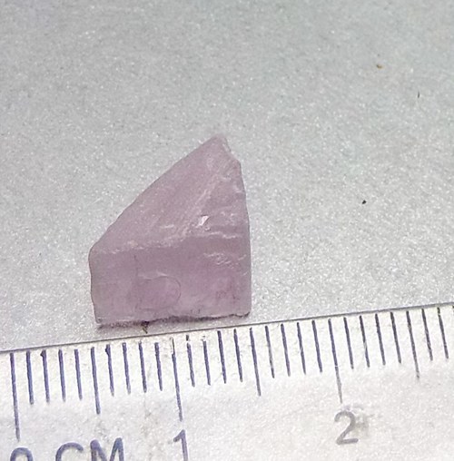 Kunzit surový - B358 — foto 3