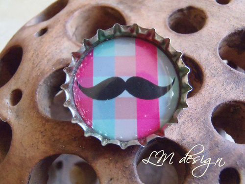 Moustache káro - zátková brož — foto 2