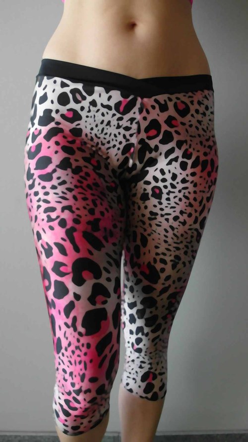 Růžové leopardí legíny pod kolena — foto 2