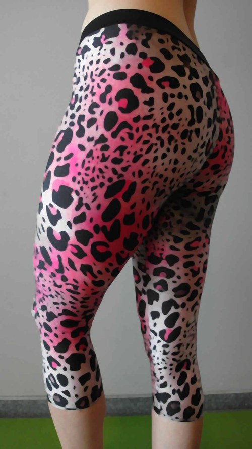 Růžové leopardí legíny pod kolena — foto 4