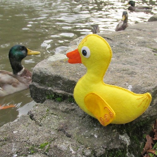 Kačka z parku - filcová hračka — foto 3