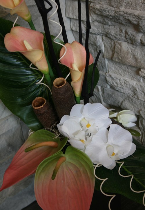 Dekorace s anturiemi, kalami a orchidejemi — foto 5