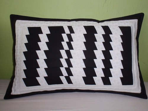 Černo-bílý polštář, patchwork — foto 2