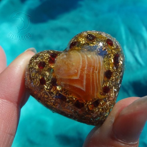 "Srdce na dlani" - orgonit sardonyx, granát — foto 2