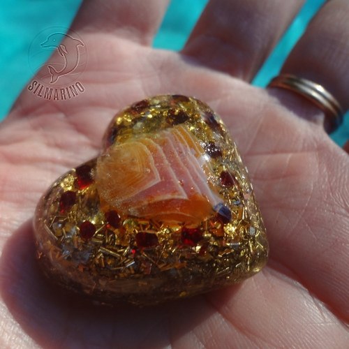 "Srdce na dlani" - orgonit sardonyx, granát — foto 3
