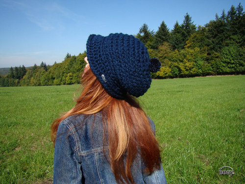 Háčkovaná kšiltovka s bambulí, modrý denim — foto 2
