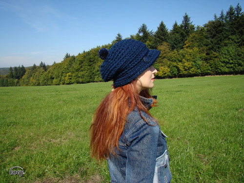 Háčkovaná kšiltovka s bambulí, modrý denim — foto 4