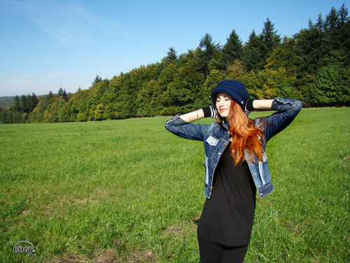 Háčkovaná kšiltovka s bambulí, modrý denim — foto 5