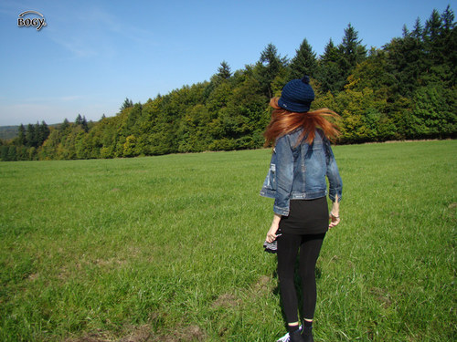 Háčkovaná kšiltovka s bambulí, modrý denim — foto 6