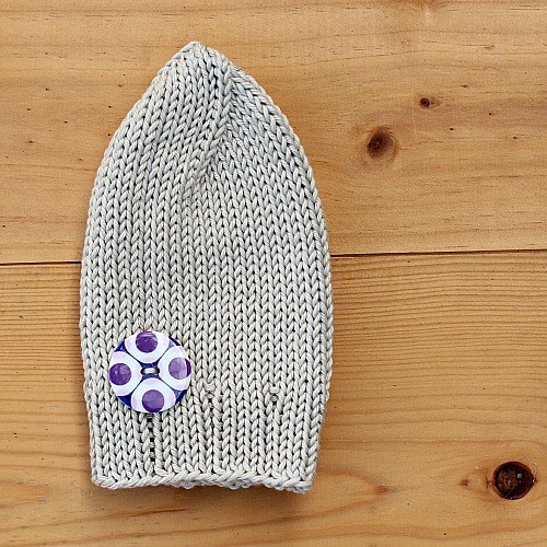 Čepička šedá se 4puntíkatým knoflíkem — foto 3