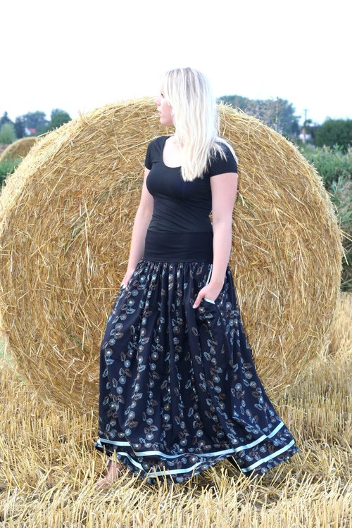Sukně vyšívaná s kapsama — foto 2