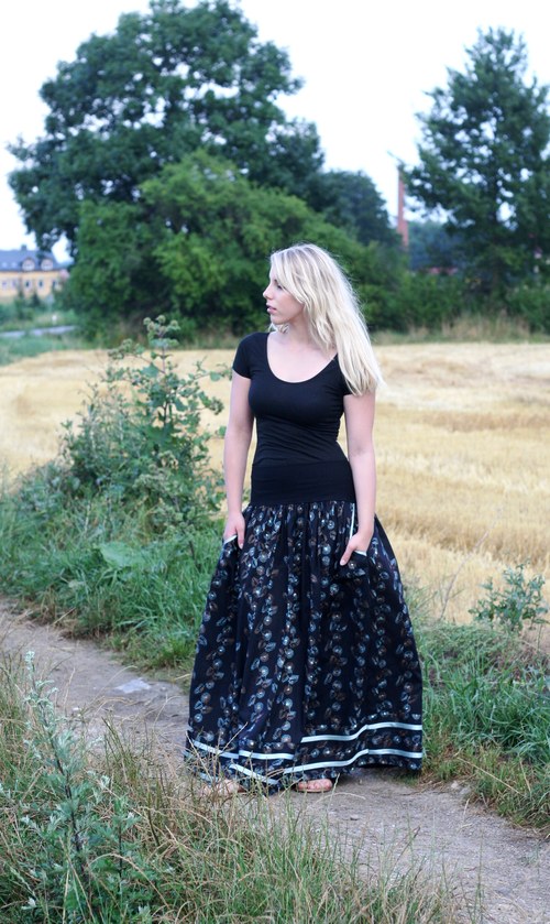 Sukně vyšívaná s kapsama — foto 4