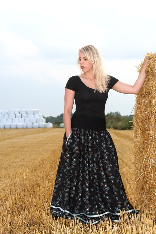 Sukně vyšívaná s kapsama — foto 3