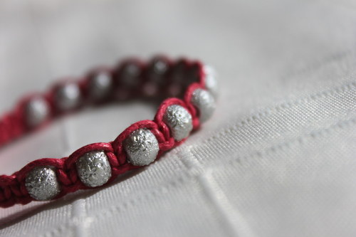 Vánoční.. Náramek shamballa/macramé — foto 3