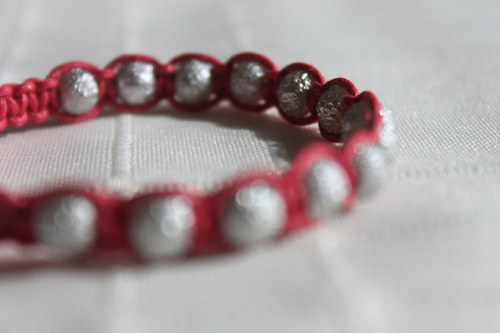 Vánoční.. Náramek shamballa/macramé — foto 4